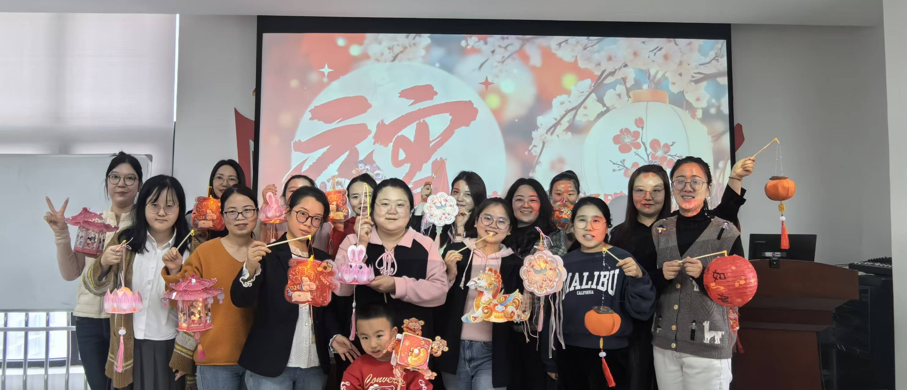 生態建設公司工會開展“馬啟新程?燈映團圓”  元宵節手工燈籠制作活動圖片.jpg